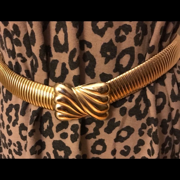 80s gold slinky stretch belt. Hook closure Carrie Bradshaw vibes. - Picture 6 of 7